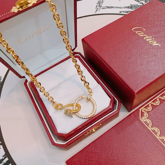 New Cartier necklace in V gold, perfect condition, impeccable details, the uniqu