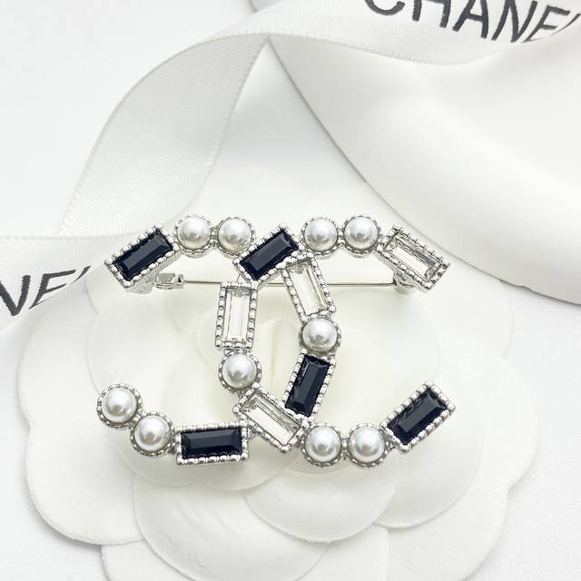 Code A607 0257820 Chanel Brooch Hot Selling New Arrival Chanel 23 Black and Whit