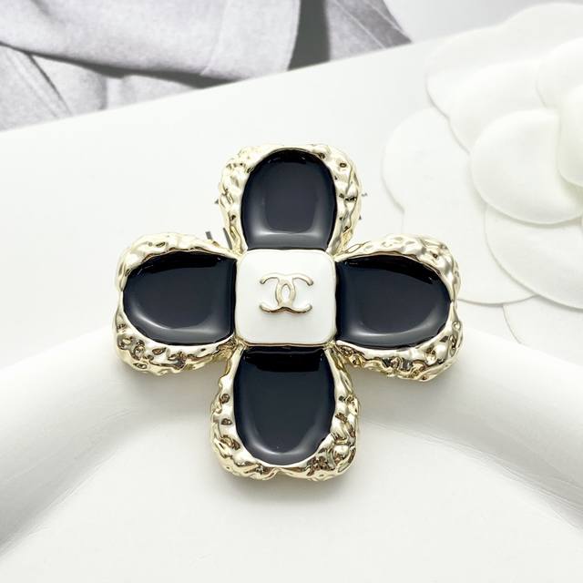 Code A598 0257825 Chanel brooch, hot-selling style, newly arrived, consistent wi