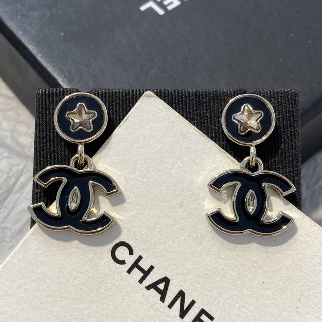 Xe0184 Ch Nel Five-pointed star enamel double C earrings are incredibly popular