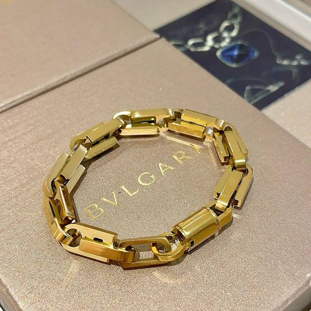 Bulgari Divas' Dream bracelet in V gold. Perfect condition, impeccable details,