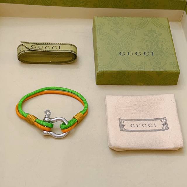 Gucci latest hand-woven bracelet, each piece takes 5 days to complete, a higher-