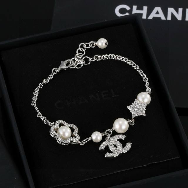 Zp replica Chanel star pearl camellia bracelet, elegant and sophisticated design