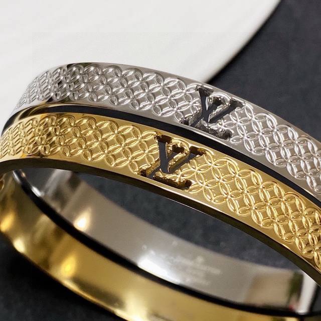 New Arrival Original LV Letter Hollowed-out Bangle. Made with the same materials