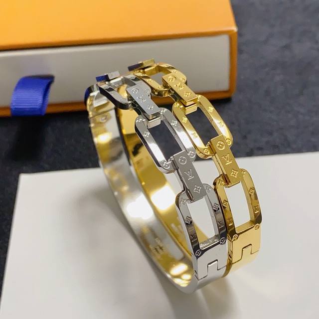 New Original LV Letter Print Four-Leaf Clover Carved with Logo Tank Interlocking