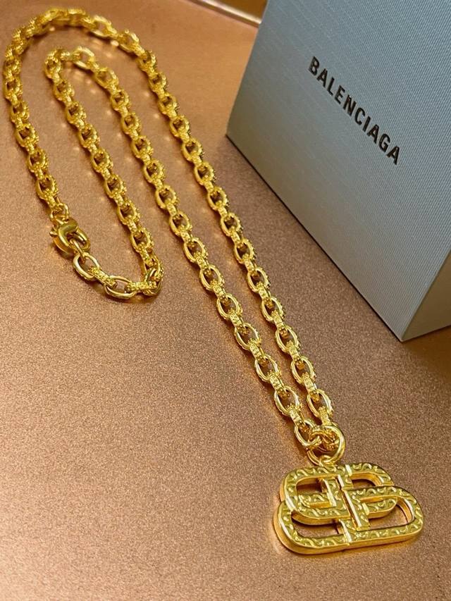 Original Balenciaga necklace, brand new style. Exquisite craftsmanship, consiste