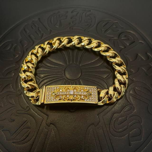 This is a high-quality Chrome Hearts gold classic braided retro smooth cross flo