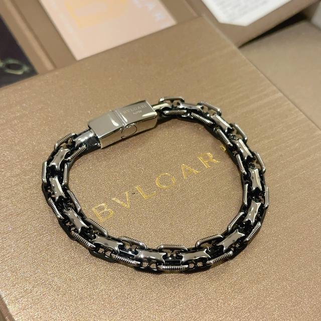 Bulgari Divas' Dream bracelet in V gold. Perfect condition, impeccable details,
