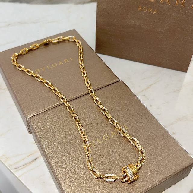 Bulgari necklace in V gold. From the Bulgari Divas' Dream collection, this neckl