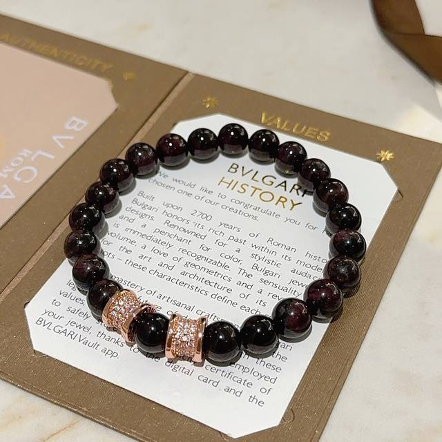 Bulgari Divas' Dream bracelet in V gold. This natural garnet bracelet is in perf