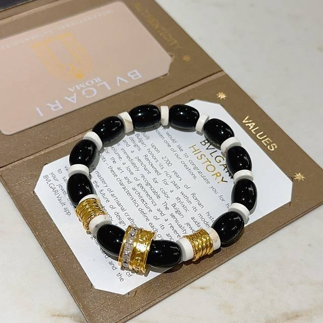 Bulgari Divas' Dream bracelet in V gold. This natural black onyx bracelet is in