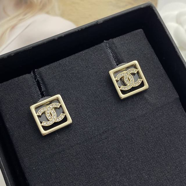 Today's New Arrival Code E3225 0237825 Chanel earrings, a hot-selling style, now