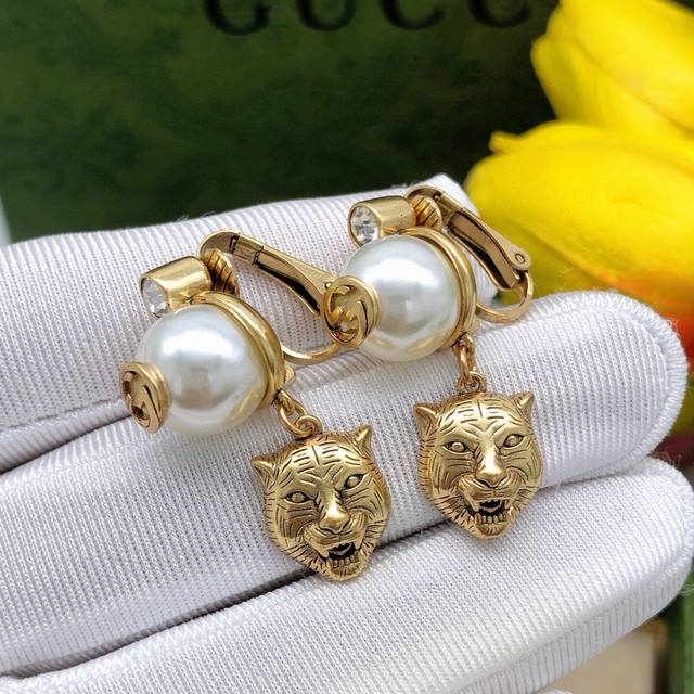 Item No. Ged0143 Gucci tiger head clip-on earrings. Cool tiger head design, bron