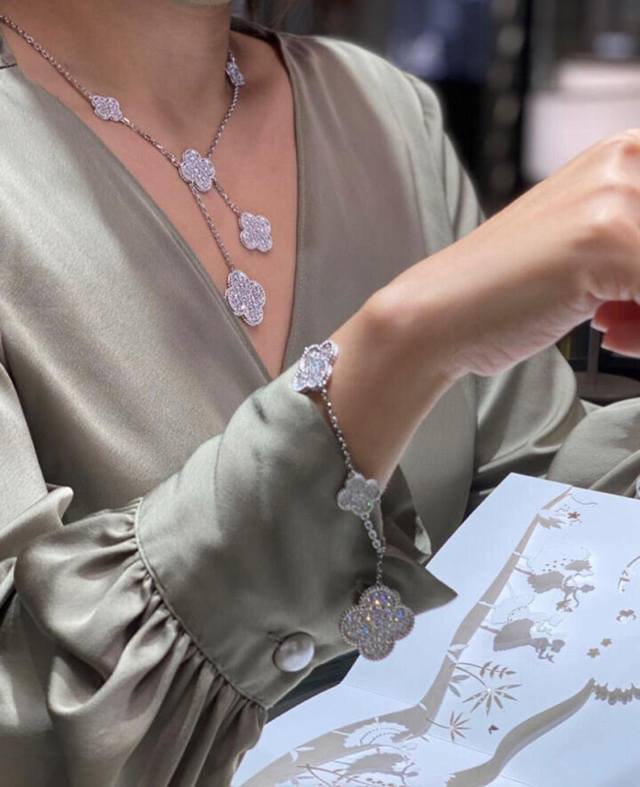 Vca white gold irregular full diamond five-flower bracelet Ddd