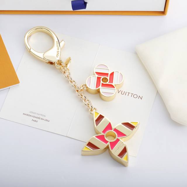 New Colorful Floral Keychain Pendant Lv Monogram Metal Keychain is made of gold-