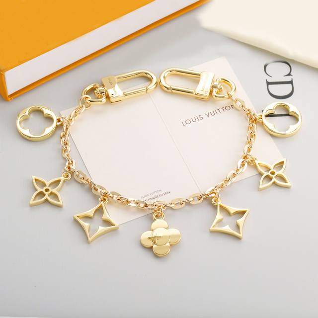 New Multi-Element Keychain Charm Lv Fleur De Monogram Bag Accessory. Made of met