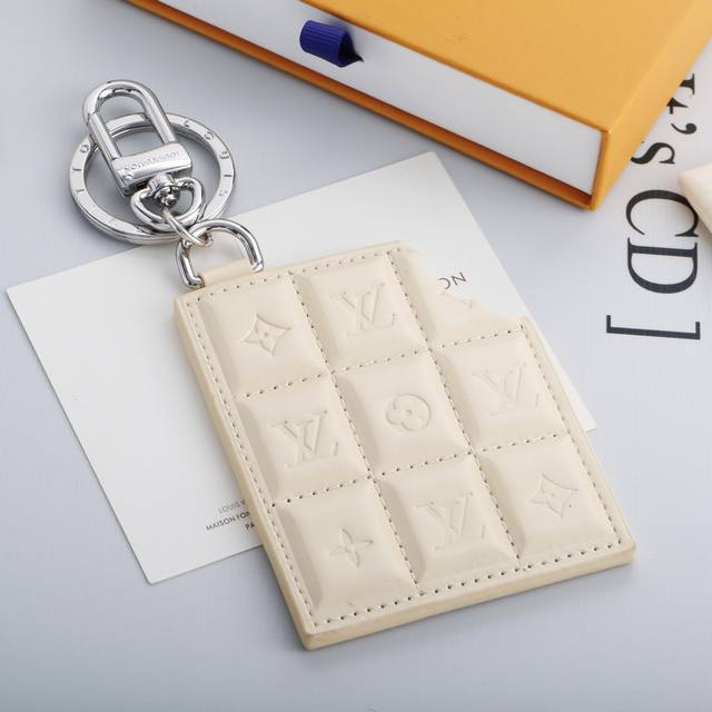 New keychain accessory in a new white chocolate color. Chocolate-shaped, smooth