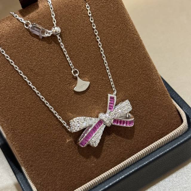 S0074 Graff Classic Rose Red Diamond Step-Square Diamond Bow Necklace: Exciting