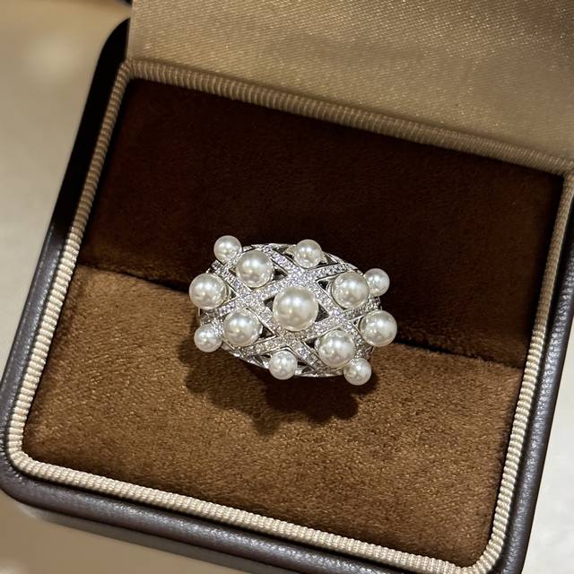 A6846 A luxurious European and American style ring with full diamonds and pearls