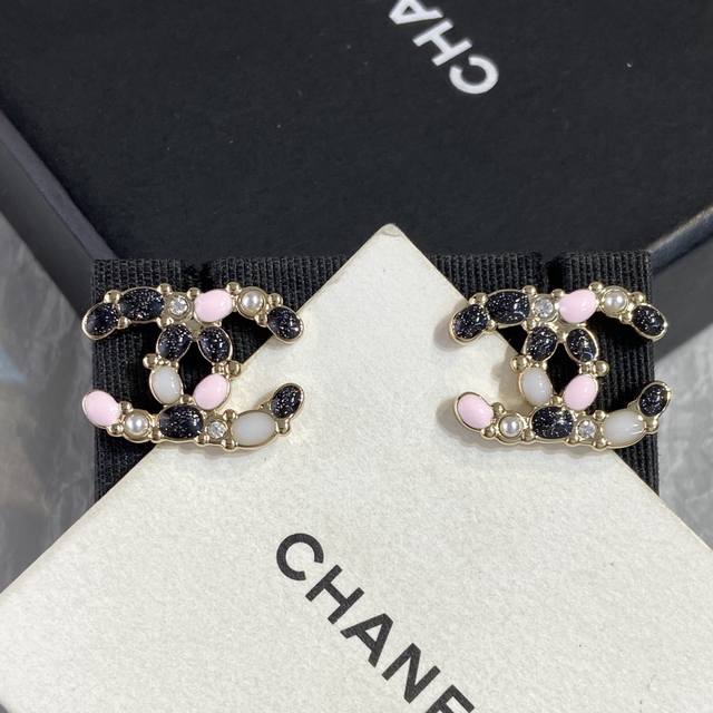 Xe979 Black Enamel Pearl Double C Earrings Ddd
