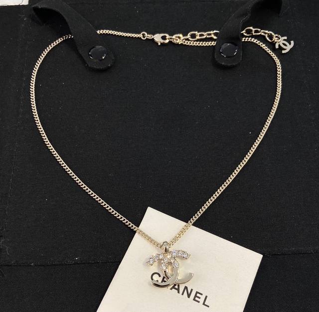 Xx644 Ch Nel Xiang'er 22K Double C Half-Diamond Necklace Adjustable length. This