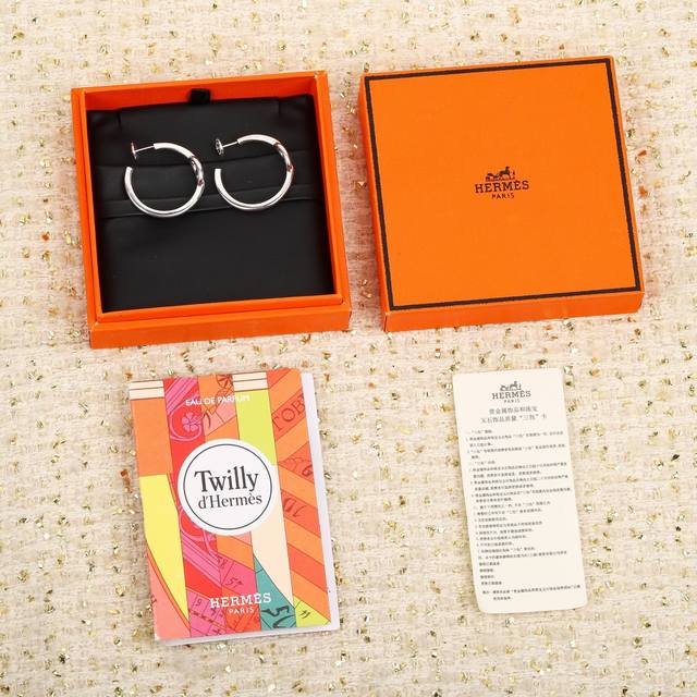 207813 We produce pig nose earrings, custom-made in 18K real gold and diamonds.