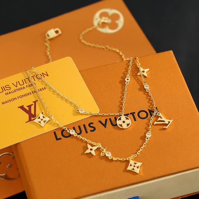 LV double-layer necklace from Louis Vuitton brings a fashionable and interesting