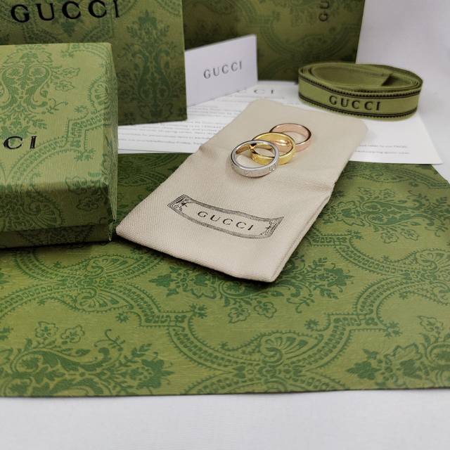 This Gucci ring cleverly incorporates the brand's interwoven double G logo patte