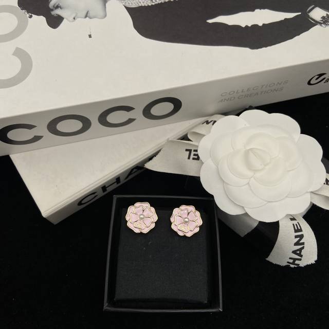 Chanel New 25B Pink Camellia Earrings Full of girlish charm, classic camellia de