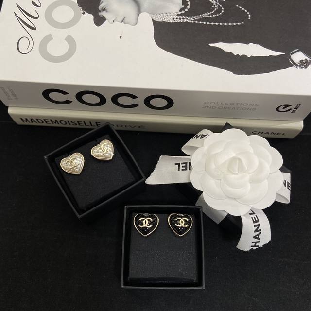 2-color Chanel round diamond heart stud earrings - Super pretty! The heart-shape