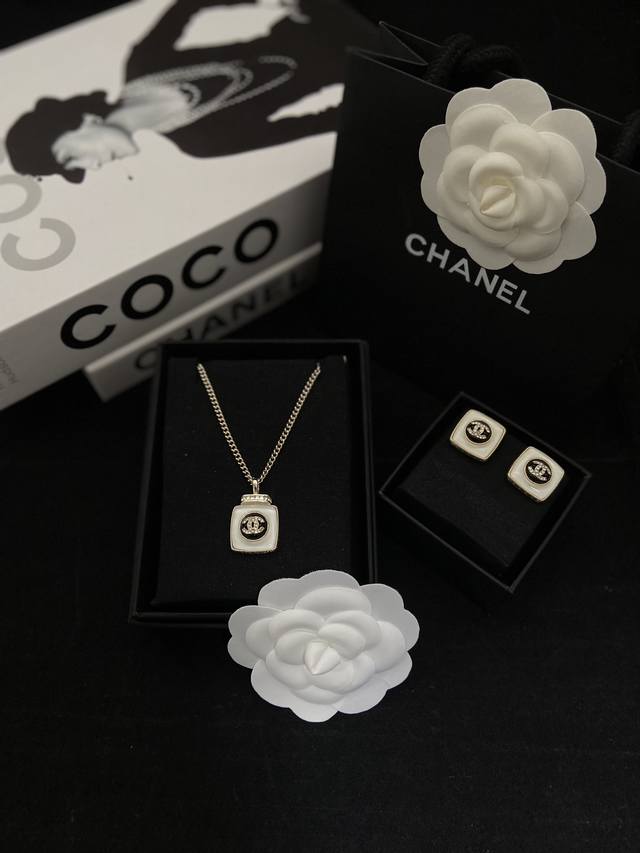 Necklace and earrings Chanel glass bead cube set White glass beads are very clea