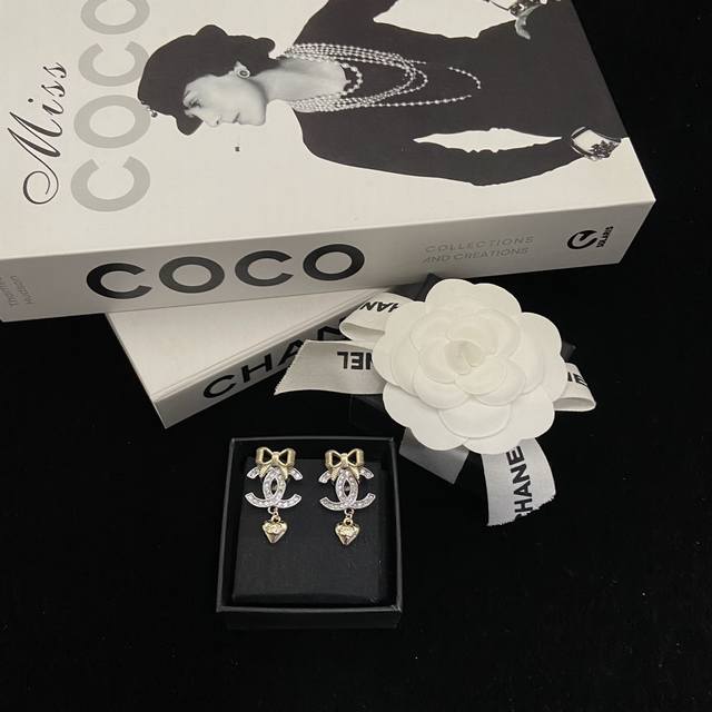 Chanel 24K Bow Earrings Hollowed-out butterfly design with carved lines Sweet an