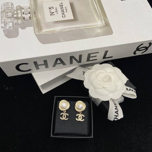 Chanel New Round Brushed Crystal Earrings Rotating Brushed Ring Rhinestones Very