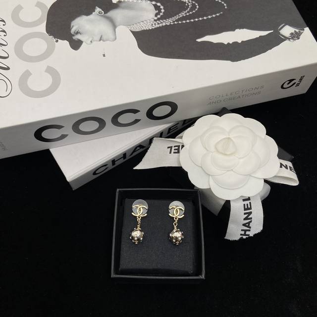 Chanel 24B light gold double C round pendant earrings Diamond-encrusted small go