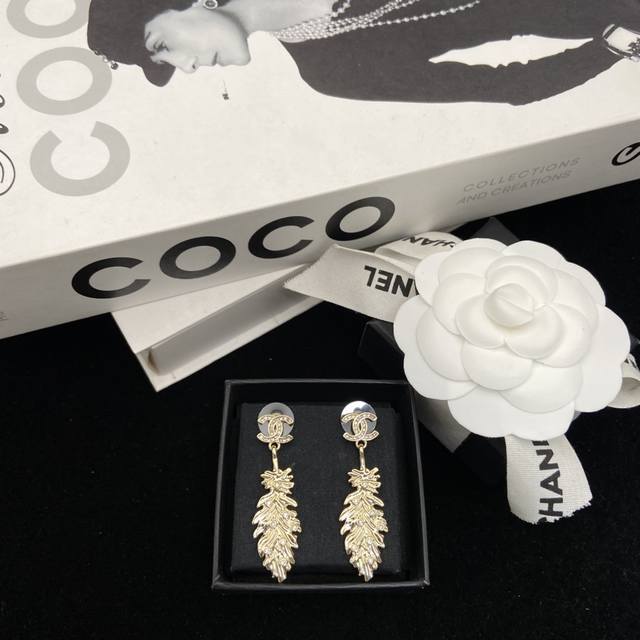 Double C full diamond feather stud earrings So elegant Chanel high-jewelry feel