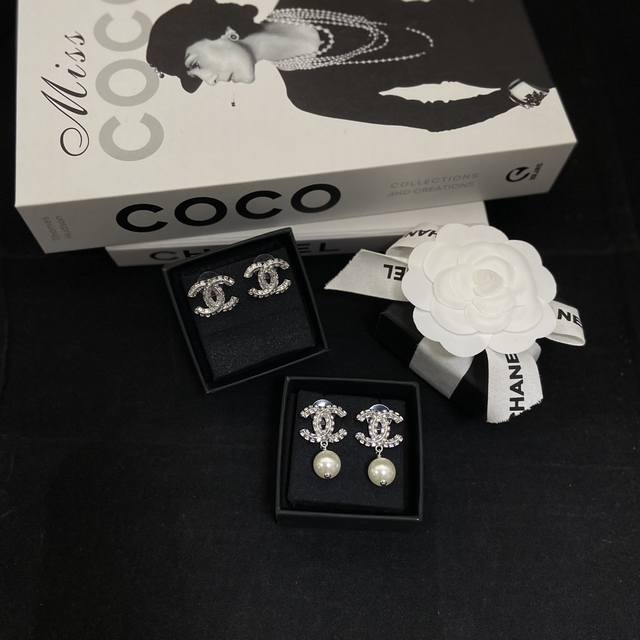 Chanel square diamond stud earrings High-end handmade The effect on the ears is