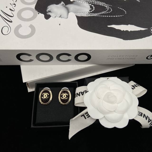 Chanel oval black and gold mid-length earrings, super high-quality Vntage style.
