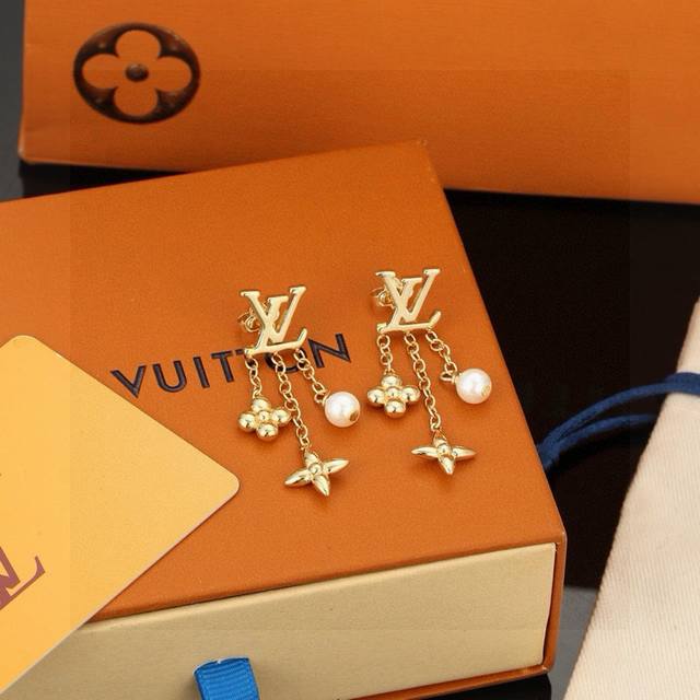 Hot and stylish new Louis Vuitton earrings, sweeping the fashion world. Runway a