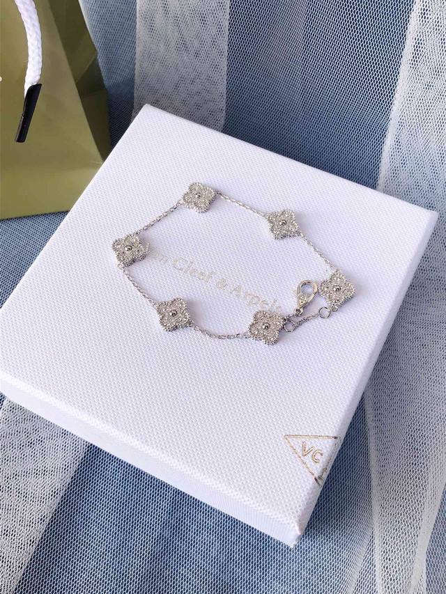 Van Cleef & Arpels Vca gold six-petal diamond lucky four-leaf clover, may luck a