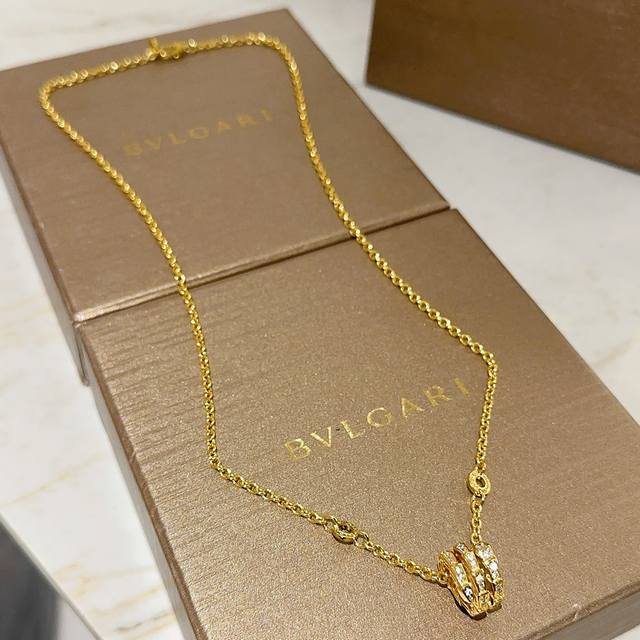 Bulgari necklace in V gold. From the Bulgari Divas' Dream collection, this neckl