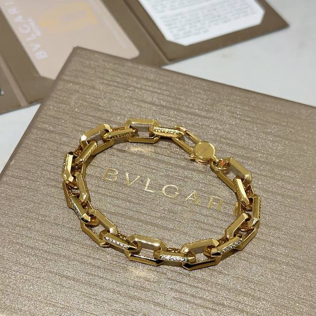 Bulgari Divas' Dream bracelet in V gold. Perfect condition, impeccable details,