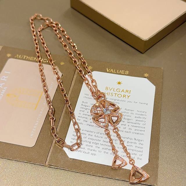 Bulgari necklace in V gold. From the Bulgari Divas' Dream collection, this neckl