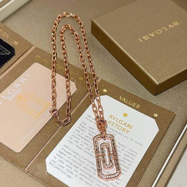 Bulgari necklace in V gold. From the Bulgari Divas' Dream collection, this neckl