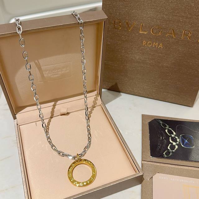 Bulgari necklace in V gold. From the Bulgari Divas' Dream collection, this neckl