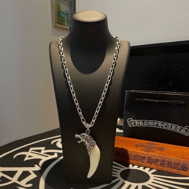 New boutique quality Chrome Hearts classic retro letter necklace with a unique w