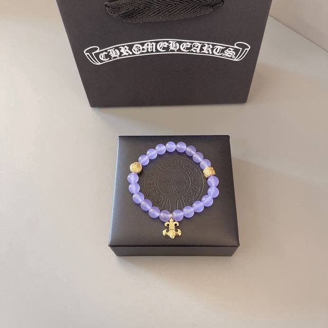 This is the latest Chrome Hearts bracelet! It's so cool! A must-have! Factory di