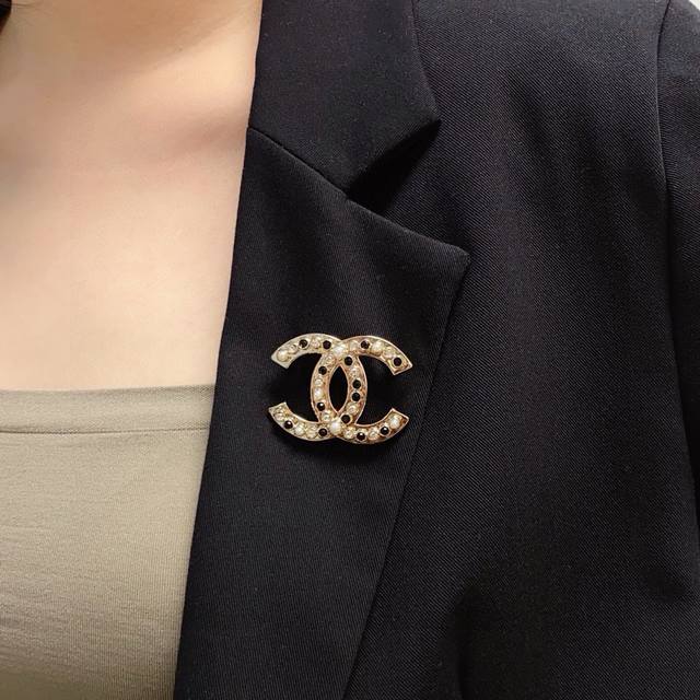 This latest high-quality Chanel brooch, adorned with diamonds and pearls, is the