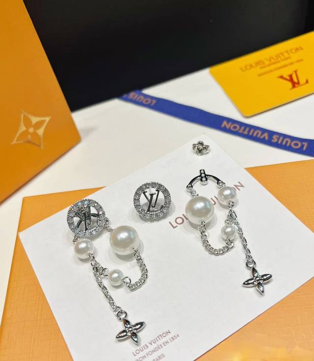 Celebrity-endorsed Louis Vuitton 2025 New Arrival Tassel Chain Pearl Camellia Le