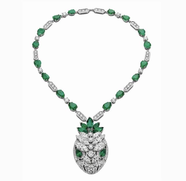 Exquisitely crafted Bvlgari Serpenti Emerald Necklace. Capturing the allure, sed