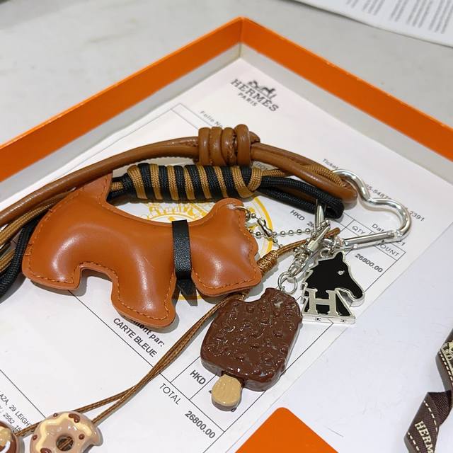 New Hermes keychain, thickened platinum version. High-end craftsmanship, the sam